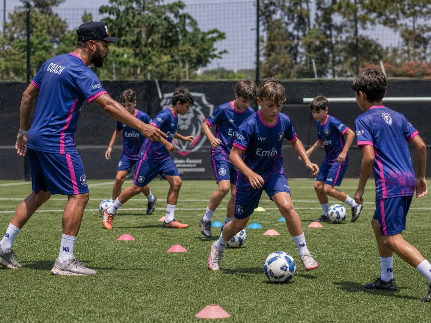 Crianças participando de uma atividade de futebol da M.A Lions Soccer